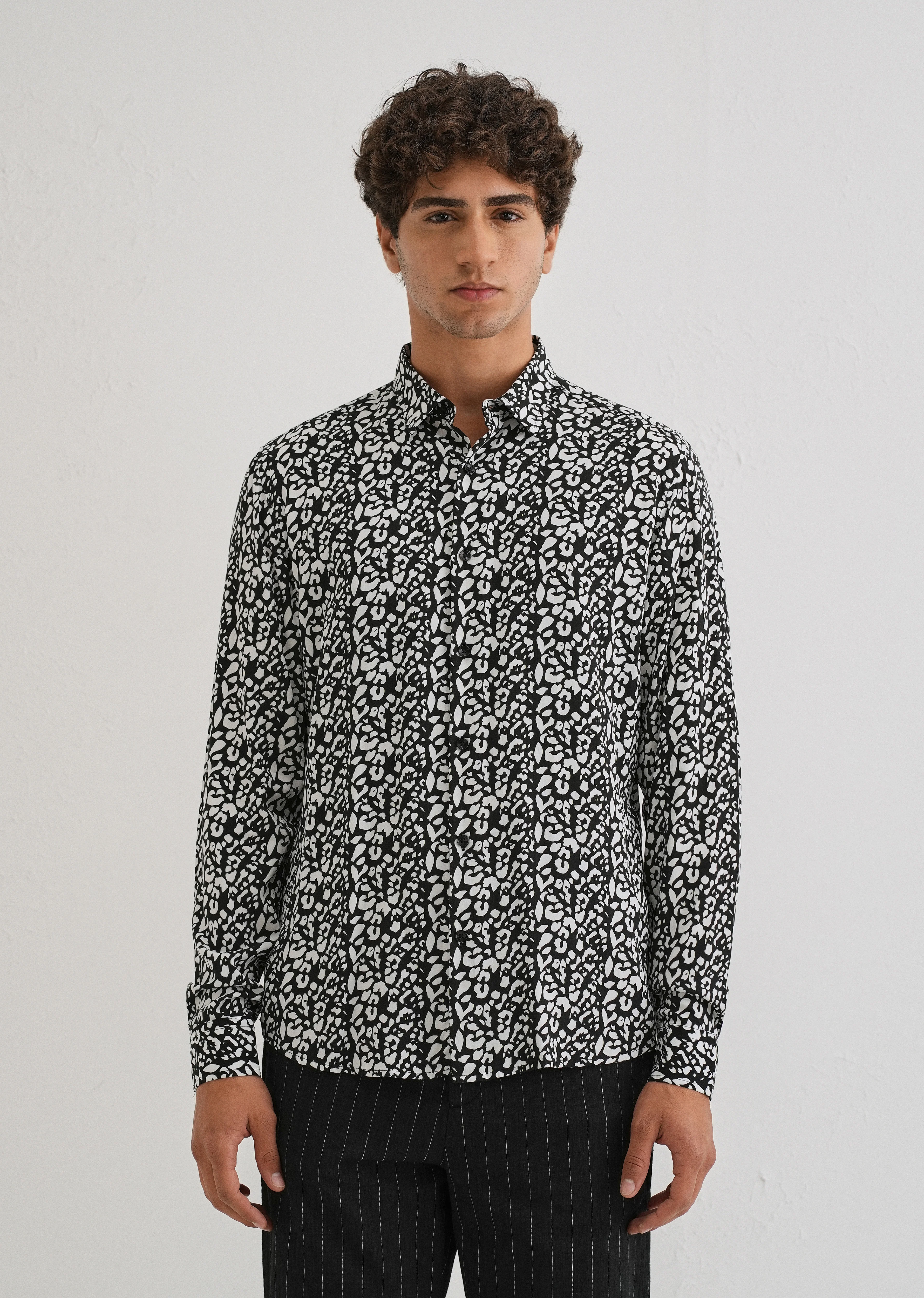 Achromatic Rosette Print Full sleeve shirt - Image 3
