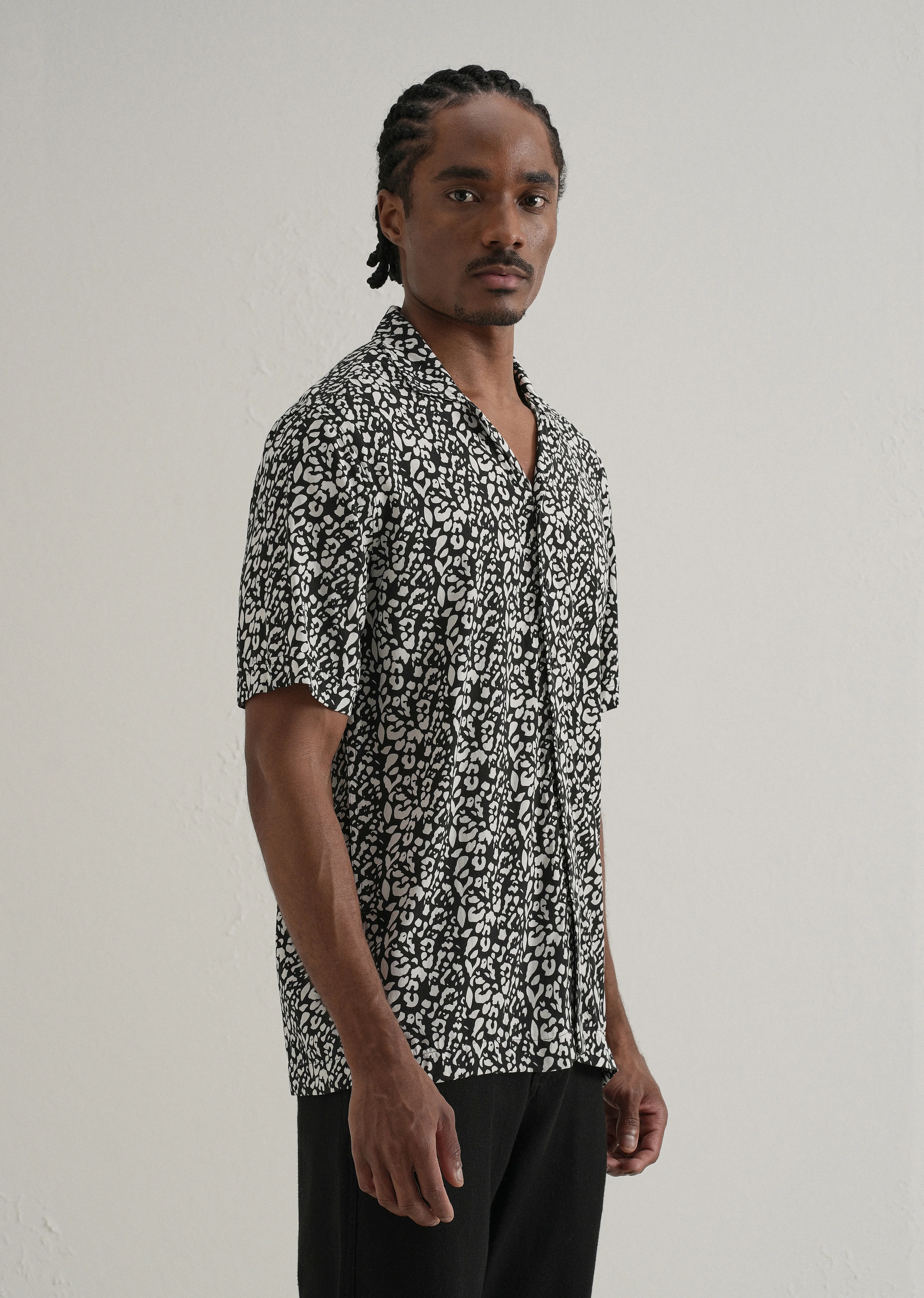 Achromatic Rosette Print Half Sleeve Shirt - Image 4