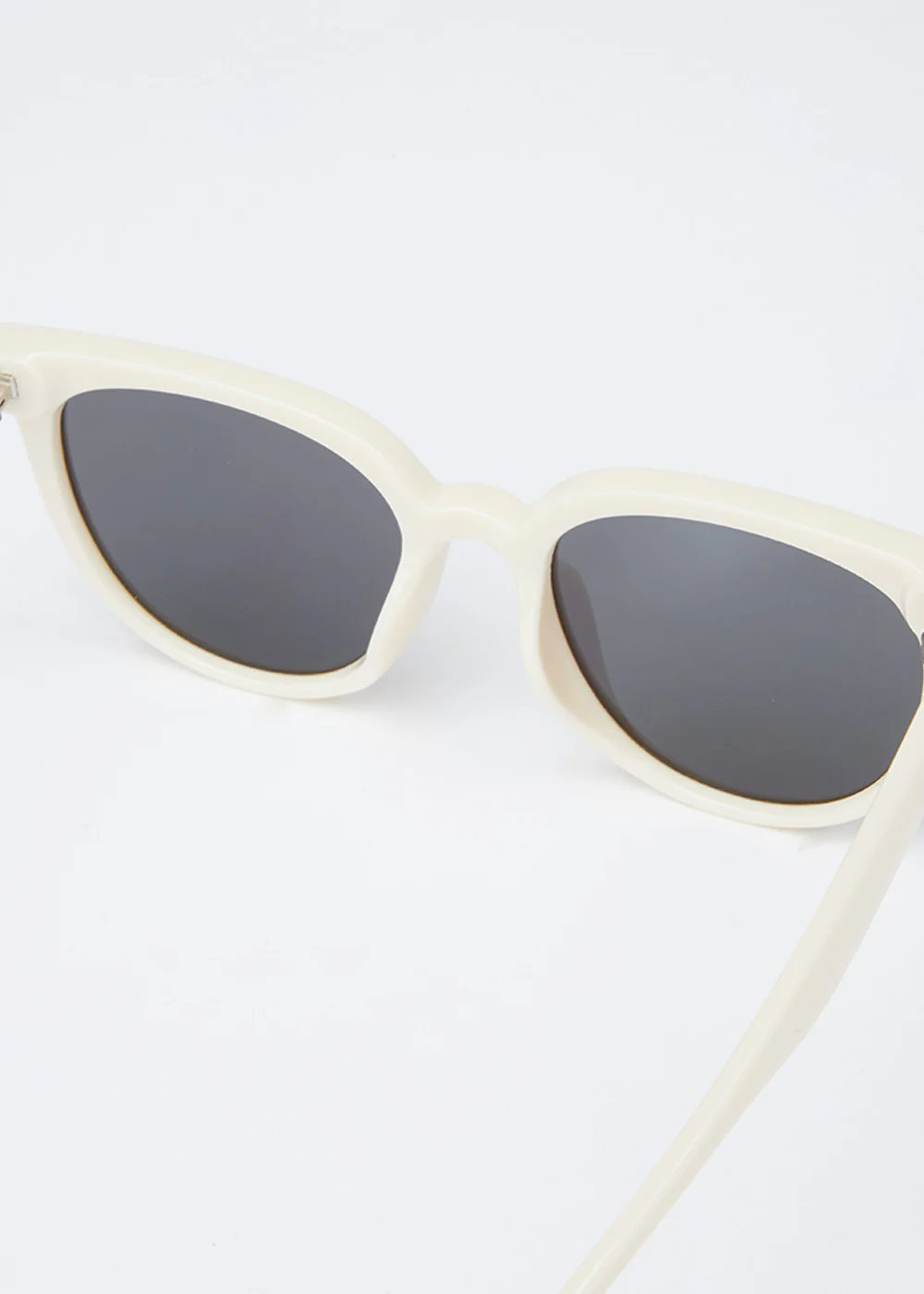 Artic Aura Unisex Oval Sunglasses - Image 4