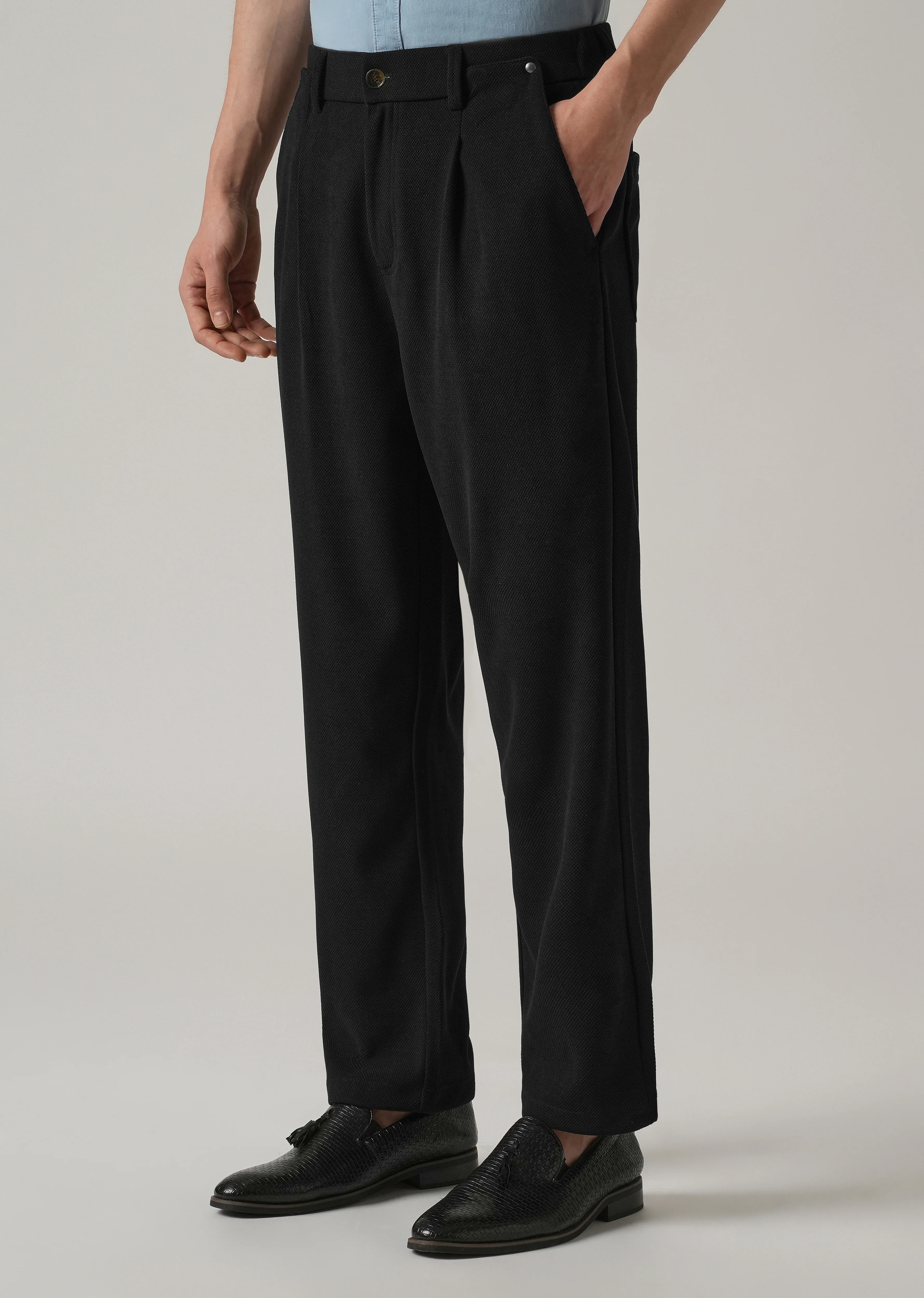 Black Textured Pleated Relaxed Fit Pant - Image 4