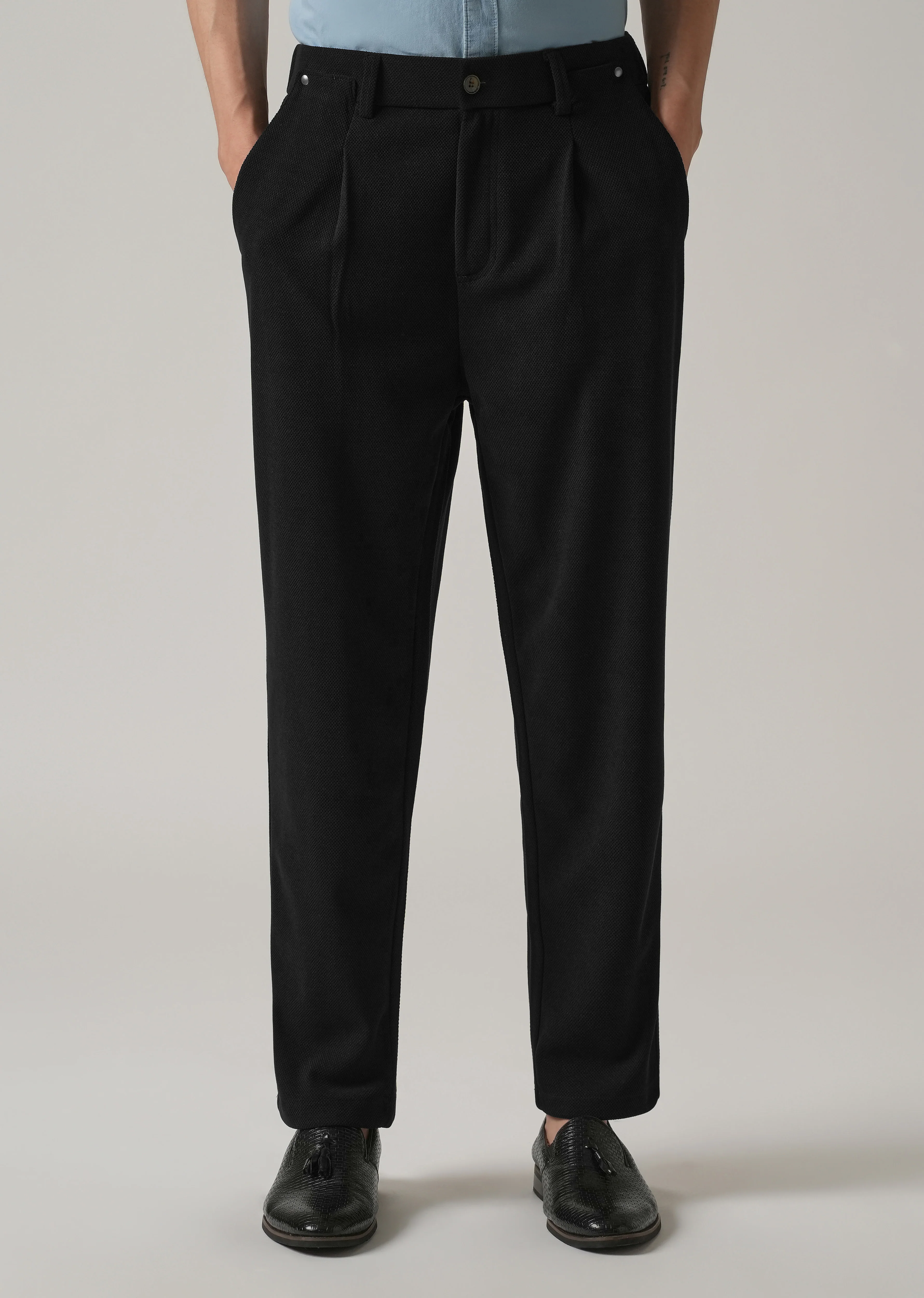 Black Textured Pleated Relaxed Fit Pant - Image 7