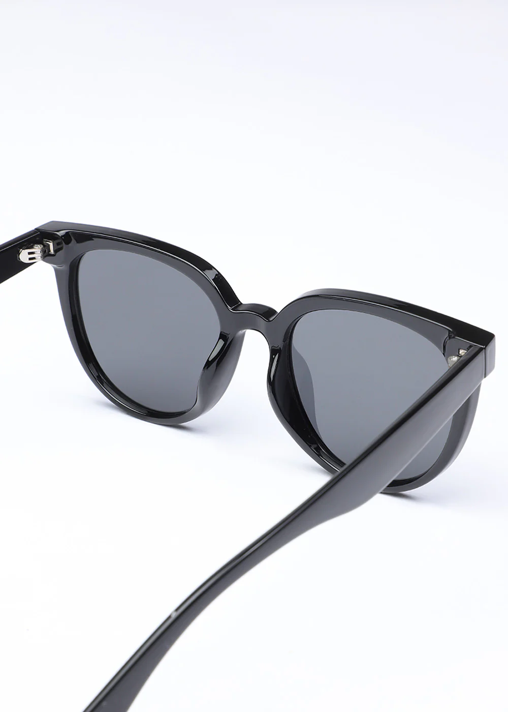 Ebony Black Unisex Oval Sunglasses - Image 3