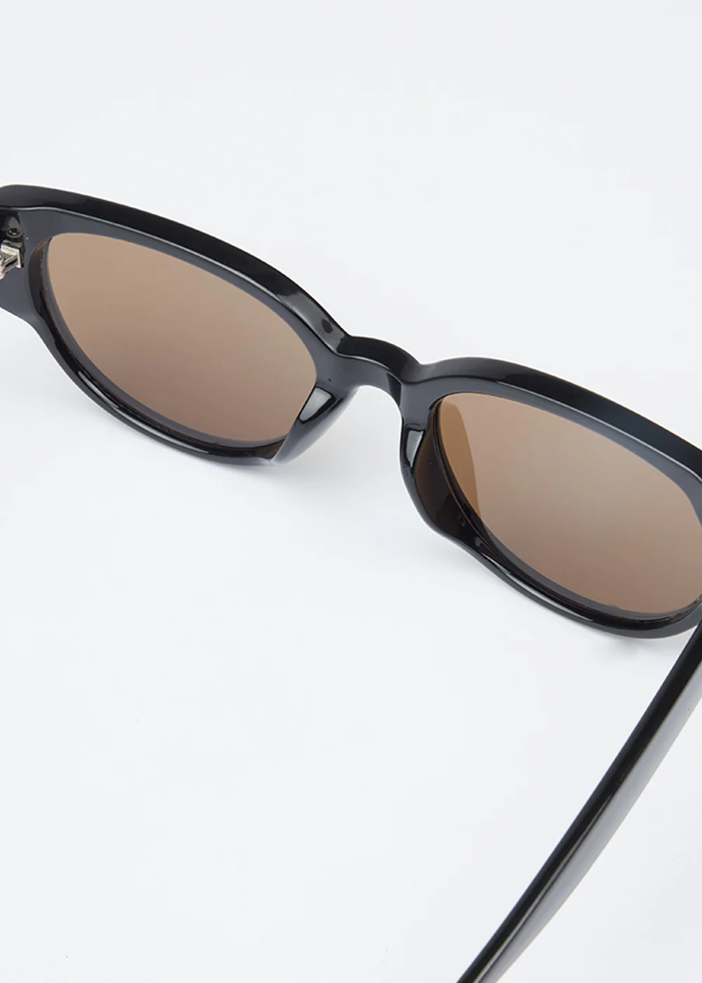 MochaMist Unisex Oval Sunglasses - Image 3