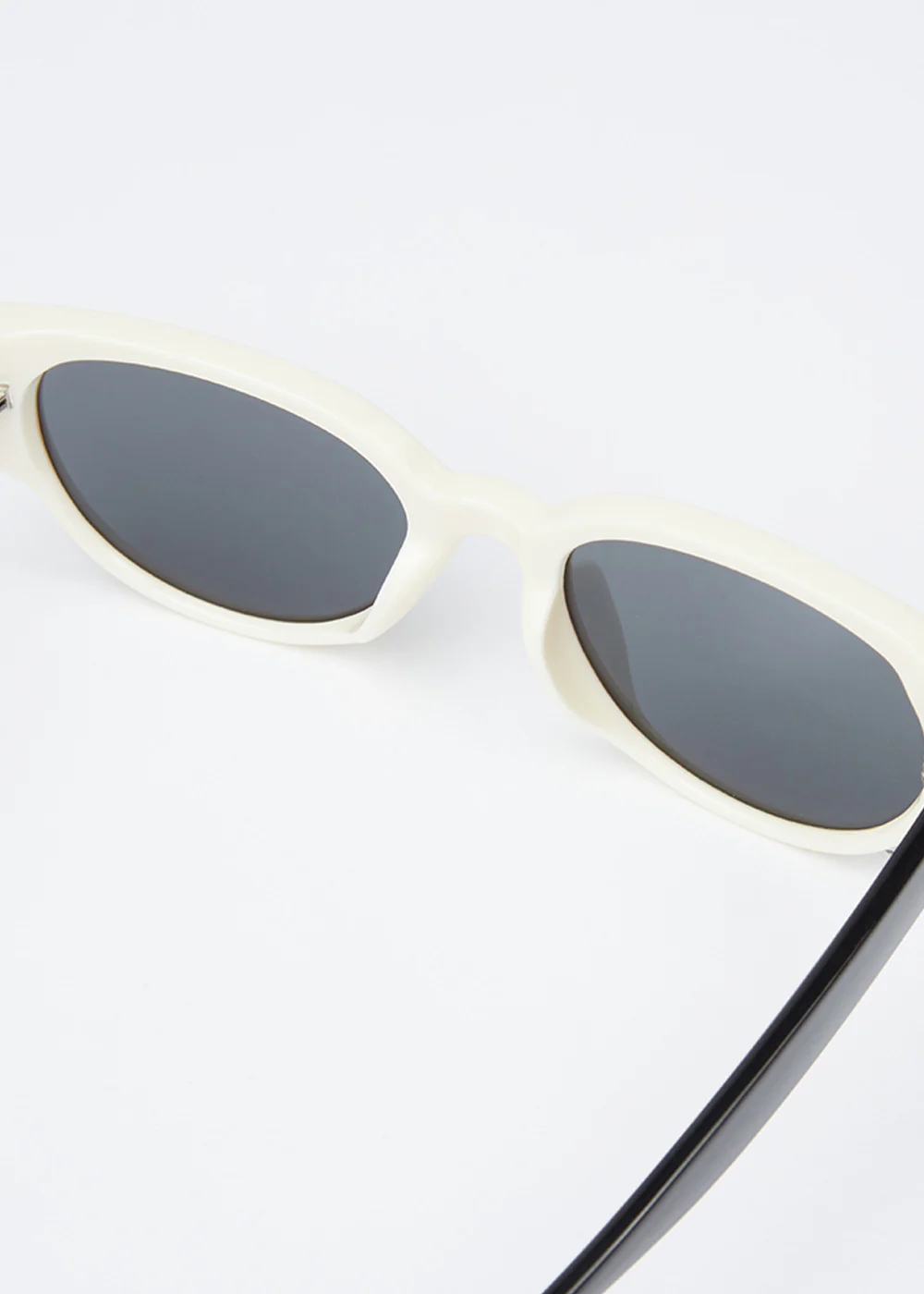 Sleek White Unisex Oval Sunglasses - Image 4